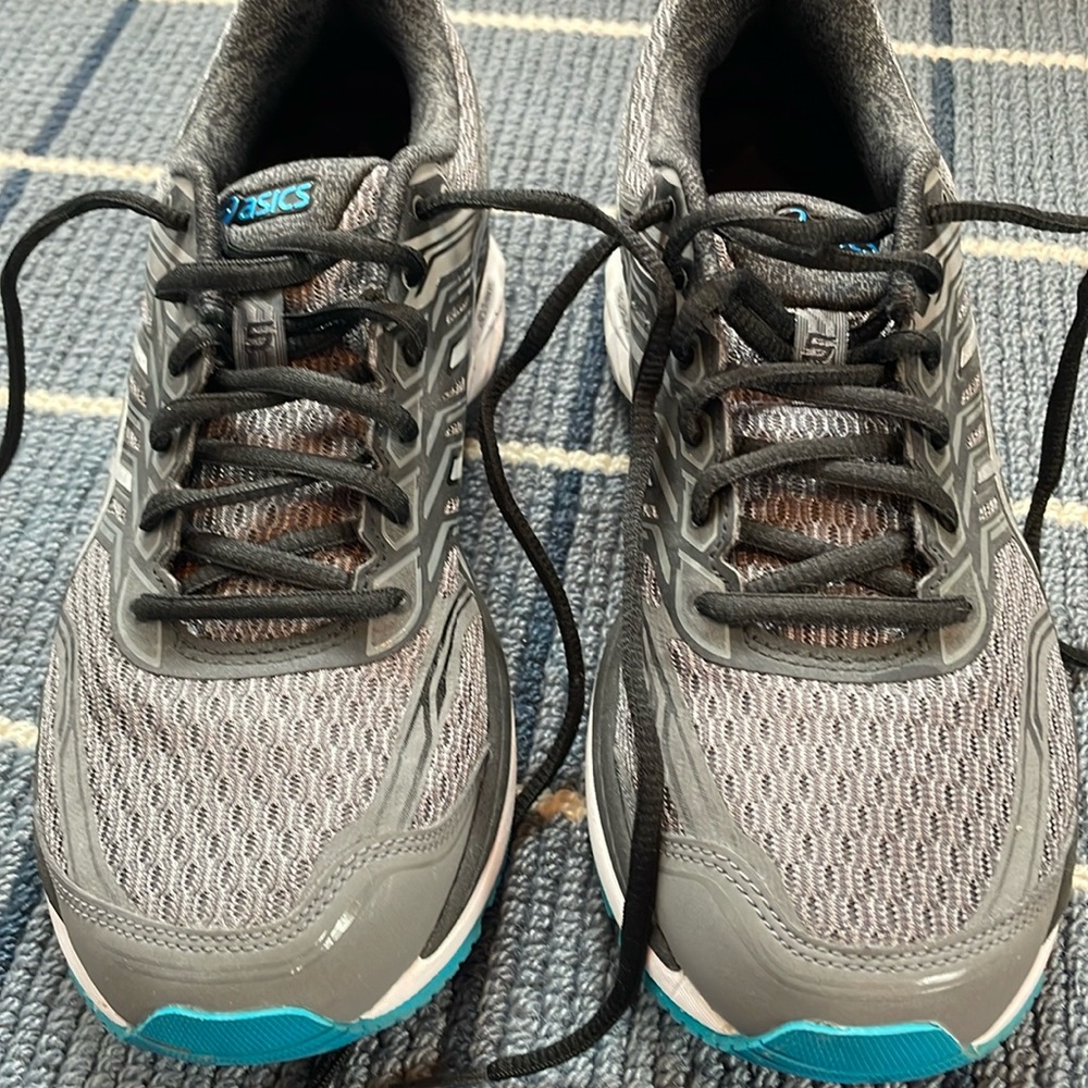 ASICS running sneaker. Men’s size 8